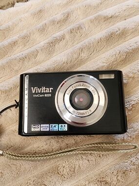 Vivitar ViviCam 8225 Digital Camera - Black